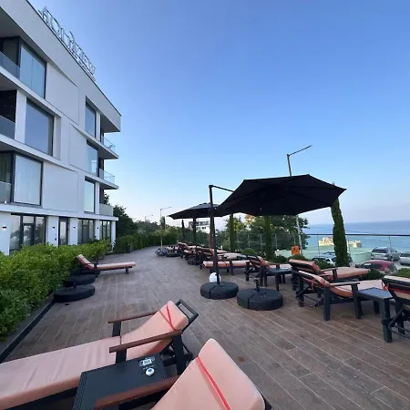 The Golden Compass , Pool And Sea Nearby וארנה